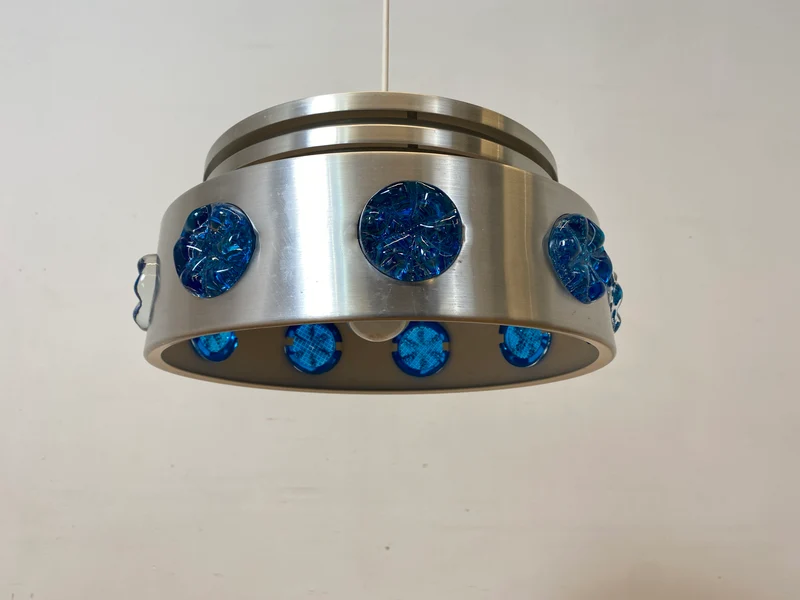 WMK I Rare skandinavische Space Age Hängelampe aus Aluminium mit blauen Glasrosetten