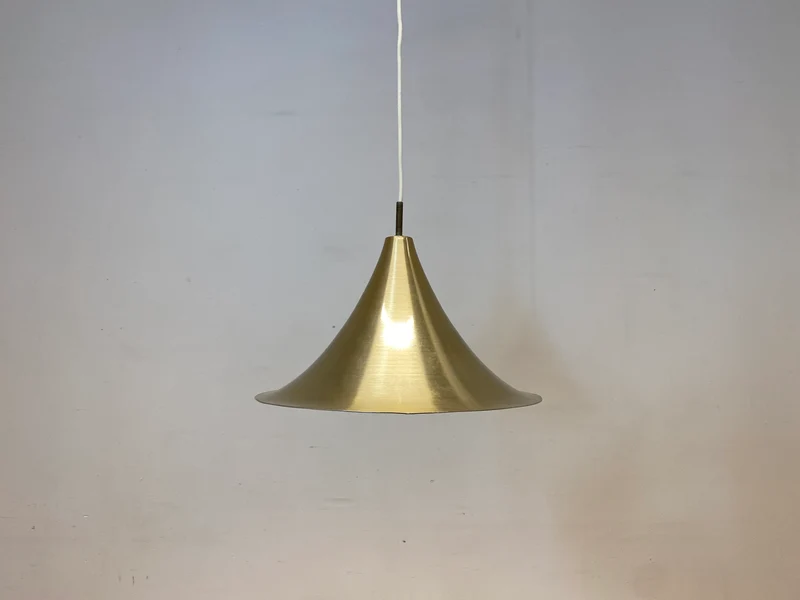 WMK I Formschöne goldene skandinavische Space Age Hängelampe aus Messing