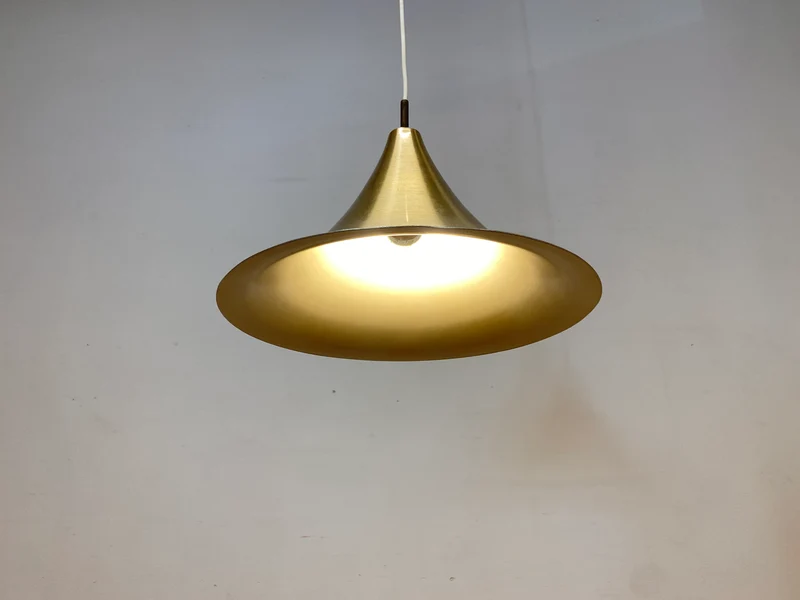 WMK I Formschöne goldene skandinavische Space Age Hängelampe aus Messing