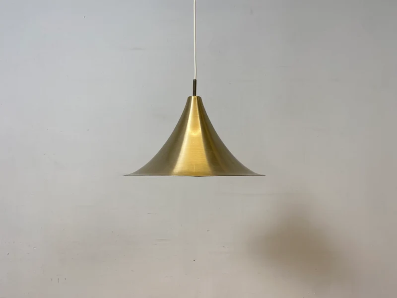 WMK I Formschöne goldene skandinavische Space Age Hängelampe aus Messing
