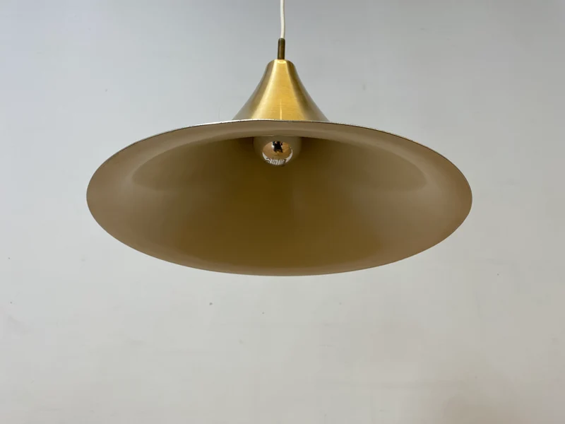WMK I Formschöne goldene skandinavische Space Age Hängelampe aus Messing