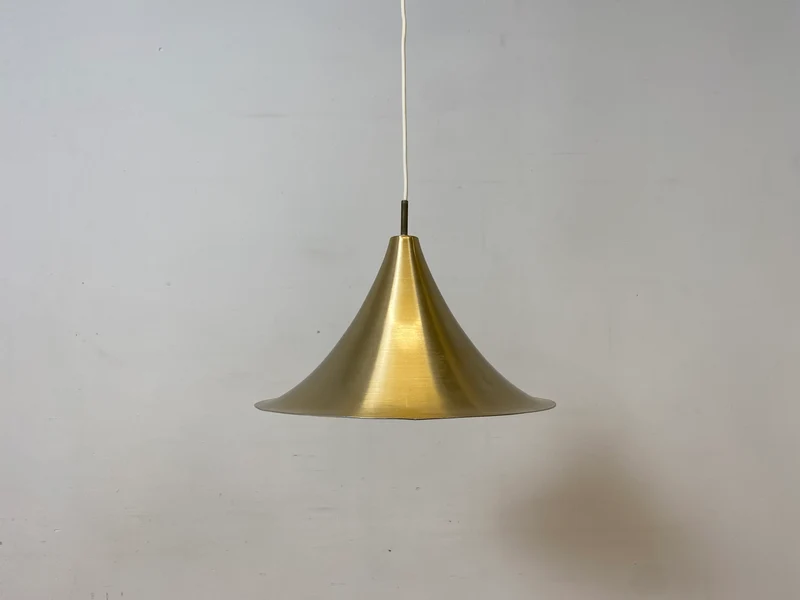 WMK I Formschöne goldene skandinavische Space Age Hängelampe aus Messing