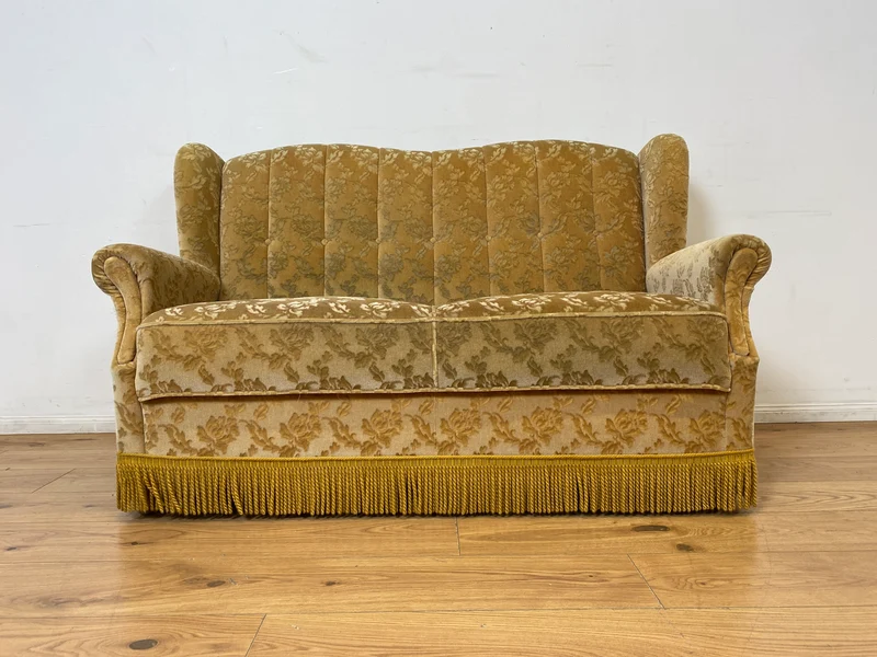 WMK I Versand I Freundliches und gemütliches Retro 2er Sofa mit tollem goldenem Samtbezug und Fransen
