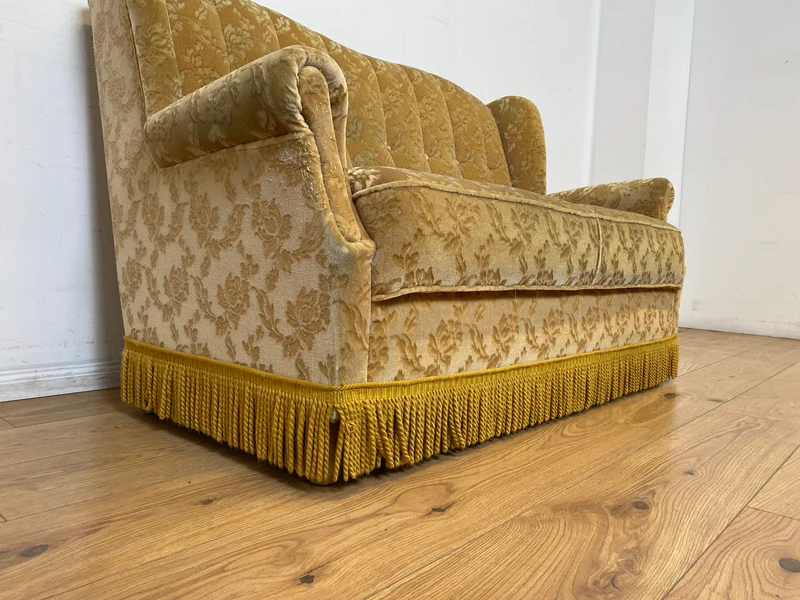 WMK I Versand I Freundliches und gemütliches Retro 2er Sofa mit tollem goldenem Samtbezug und Fransen