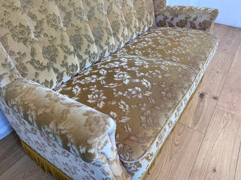 WMK I Versand I Freundliches und gemütliches Retro 2er Sofa mit tollem goldenem Samtbezug und Fransen