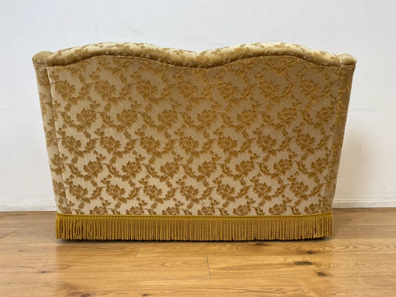 WMK I Versand I Freundliches und gemütliches Retro 2er Sofa mit tollem goldenem Samtbezug und Fransen