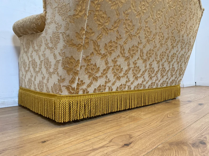 WMK I Versand I Freundliches und gemütliches Retro 2er Sofa mit tollem goldenem Samtbezug und Fransen