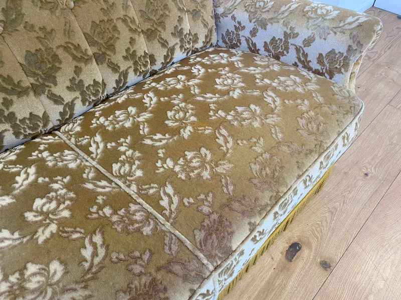 WMK I Versand I Freundliches und gemütliches Retro 2er Sofa mit tollem goldenem Samtbezug und Fransen