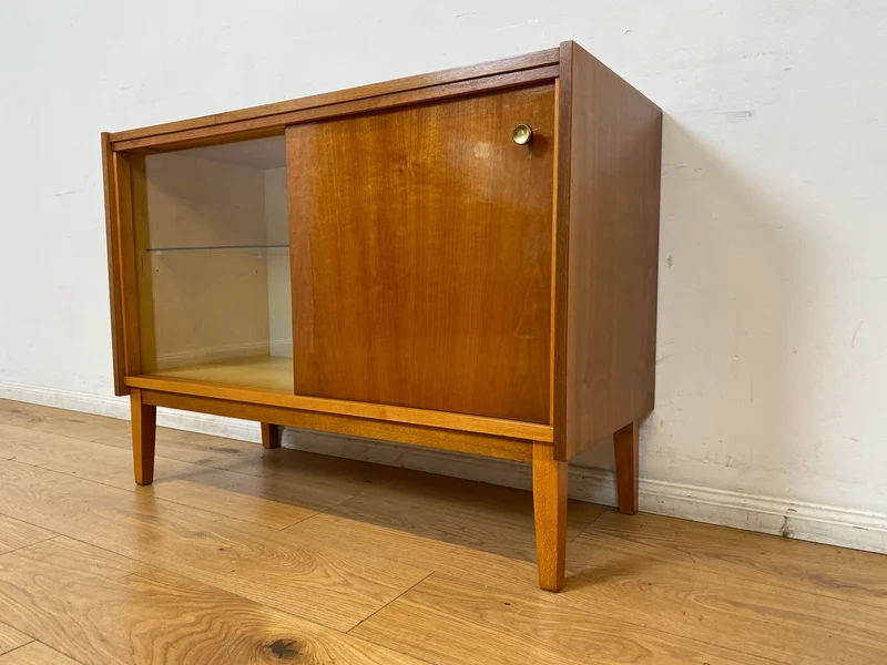 WMK I Stilvolle und sehr gut erhaltene helle Mid-Century Kommode mit Vitrine und Schiebetüren
