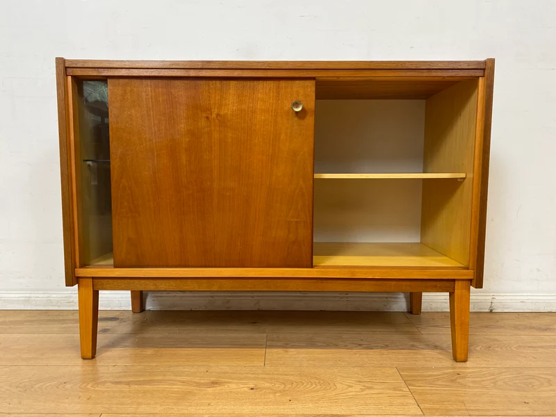 WMK I Stilvolle und sehr gut erhaltene helle Mid-Century Kommode mit Vitrine und Schiebetüren