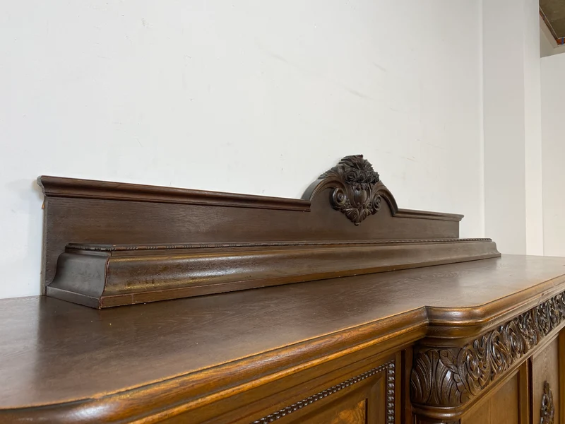 WMK I Mächtige antike Anrichte aus massiver Eiche, handverziert, mit ausziehbaren Marmor Ablage