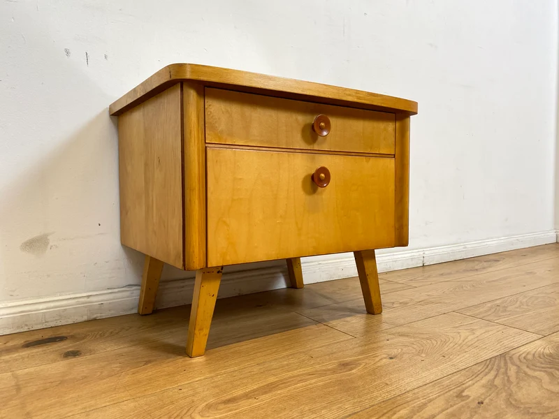 WMK I Formschöner heller Mid-Century Nachtisch mit Schublade, Klappe & Glasauflage