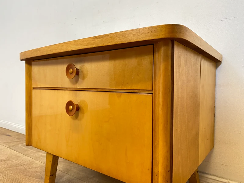 WMK I Formschöner heller Mid-Century Nachtisch mit Schublade, Klappe & Glasauflage