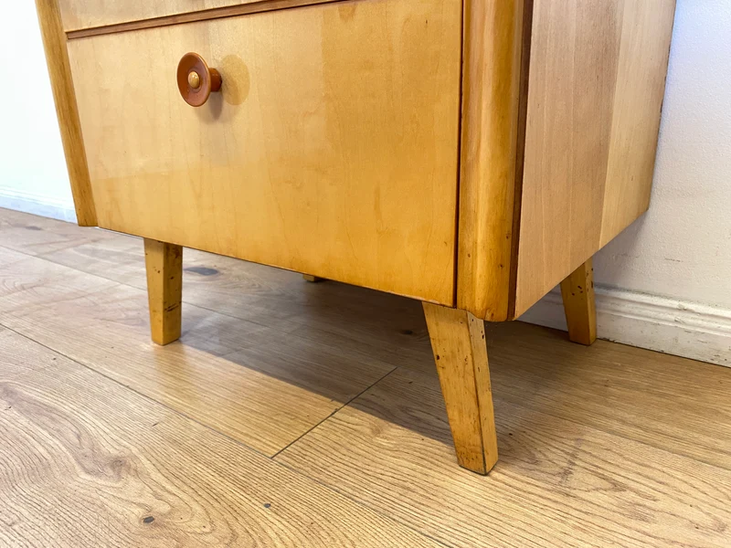 WMK I Formschöner heller Mid-Century Nachtisch mit Schublade, Klappe & Glasauflage