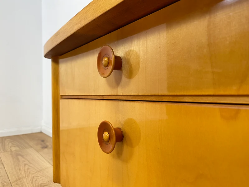 WMK I Formschöner heller Mid-Century Nachtisch mit Schublade, Klappe & Glasauflage