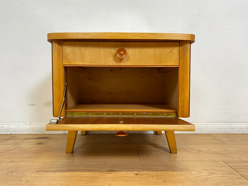 WMK I Formschöner heller Mid-Century Nachtisch mit Schublade, Klappe & Glasauflage