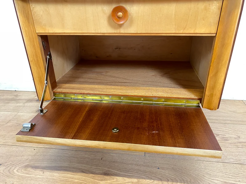 WMK I Formschöner heller Mid-Century Nachtisch mit Schublade, Klappe & Glasauflage