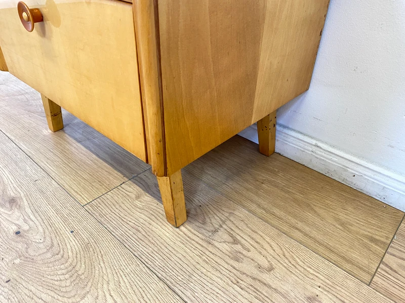 WMK I Formschöner heller Mid-Century Nachtisch mit Schublade, Klappe & Glasauflage