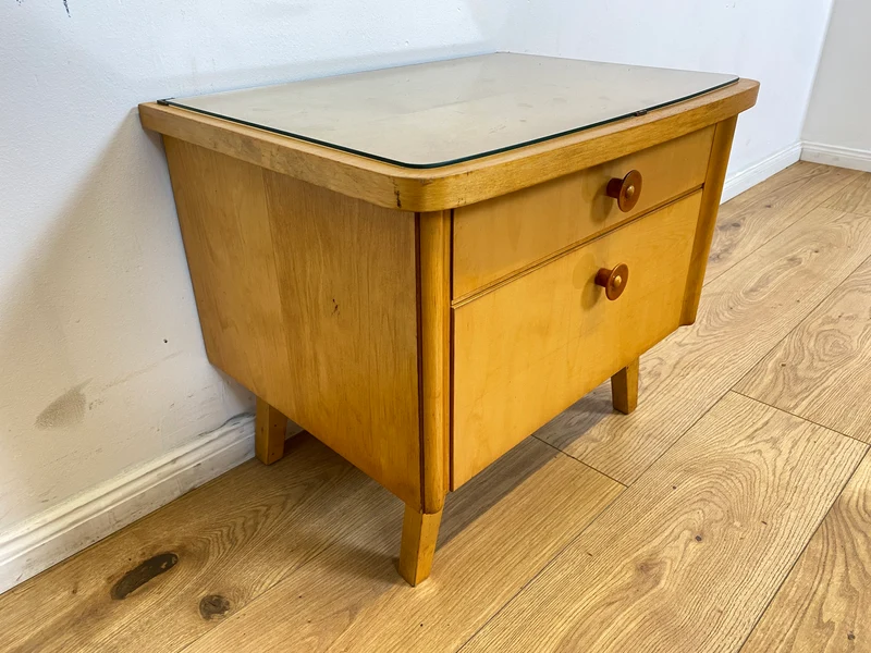 WMK I Formschöner heller Mid-Century Nachtisch mit Schublade, Klappe & Glasauflage