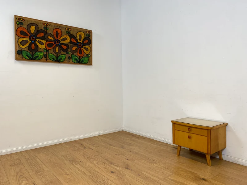 WMK I Formschöner heller Mid-Century Nachtisch mit Schublade, Klappe & Glasauflage