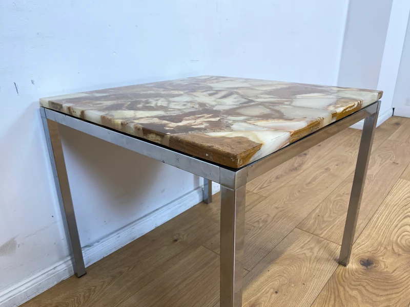 WMK I Stilvoller 70er Jahre Space Age Couchtisch mit charaktervoller Onyx Platte auf Chrom Tischgestell