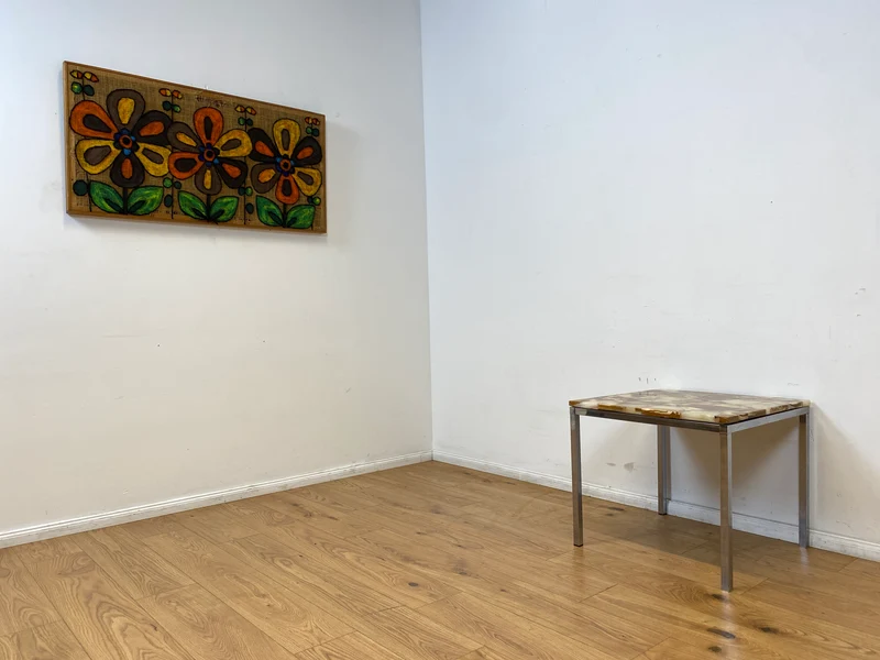 WMK I Stilvoller 70er Jahre Space Age Couchtisch mit charaktervoller Onyx Platte auf Chrom Tischgestell