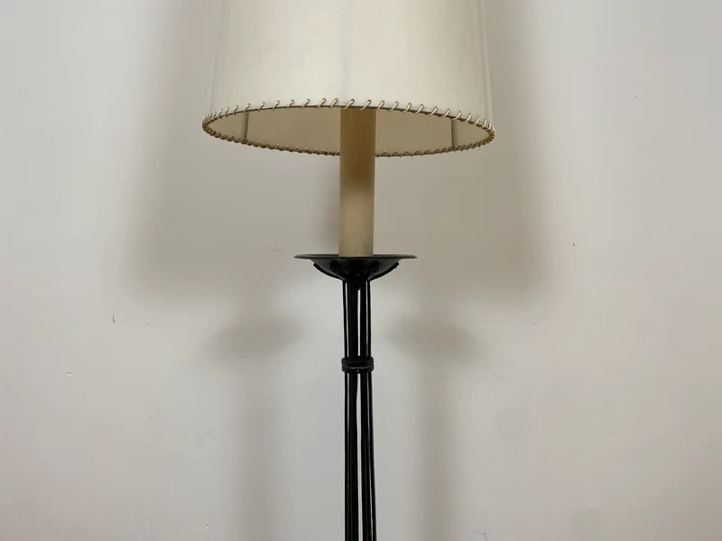 WMK # Interessante und gut erhaltene 60er Jahre Stehlampe mit formschönem schwarzen Metallfuß und großem weißen Lampenschirm