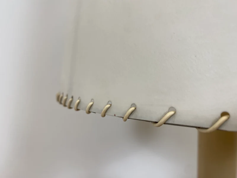WMK # Interessante und gut erhaltene 60er Jahre Stehlampe mit formschönem schwarzen Metallfuß und großem weißen Lampenschirm
