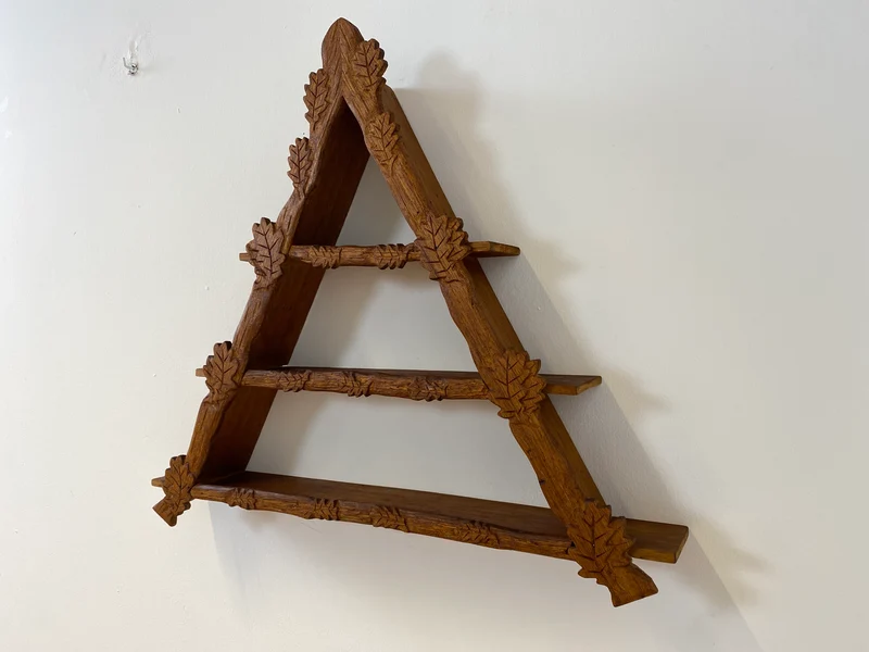 WMK Hübsches und gut erhaltenes Dänisches Volkskunst Amager Wandregal aus Holz, handgemacht & handgeschnitzt