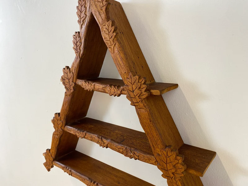 WMK Hübsches und gut erhaltenes Dänisches Volkskunst Amager Wandregal aus Holz, handgemacht & handgeschnitzt