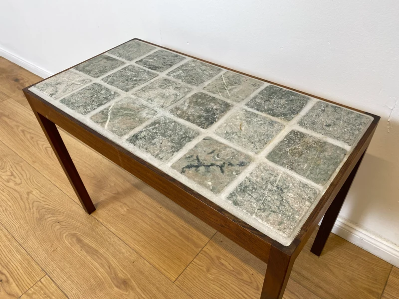 WMK # Hochwertiger & gut erhaltener skandinavischer Couchtisch aus Palisander mit robusten Fliesen