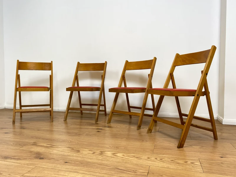 WMK # 1/4 Stilvoller, bequemer und stabiler skandinavischer Mid-Century Klappstuhl mit rotem Kunstlederbezug, stapelbar