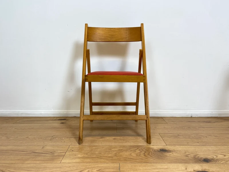 WMK # 1/4 Stilvoller, bequemer und stabiler skandinavischer Mid-Century Klappstuhl mit rotem Kunstlederbezug, stapelbar