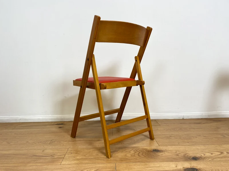 WMK # 1/4 Stilvoller, bequemer und stabiler skandinavischer Mid-Century Klappstuhl mit rotem Kunstlederbezug, stapelbar