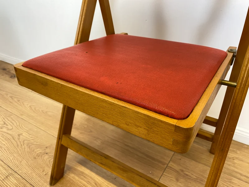 WMK # 1/4 Stilvoller, bequemer und stabiler skandinavischer Mid-Century Klappstuhl mit rotem Kunstlederbezug, stapelbar