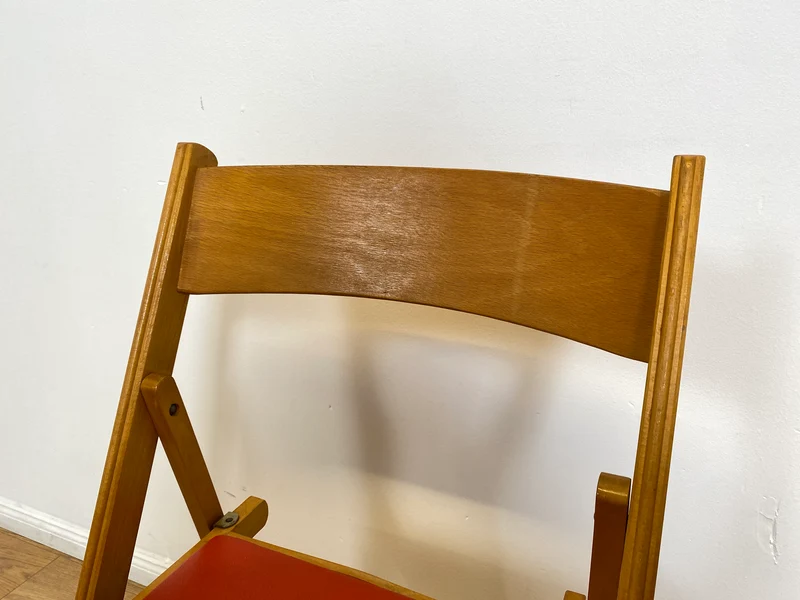 WMK # 1/4 Stilvoller, bequemer und stabiler skandinavischer Mid-Century Klappstuhl mit rotem Kunstlederbezug, stapelbar