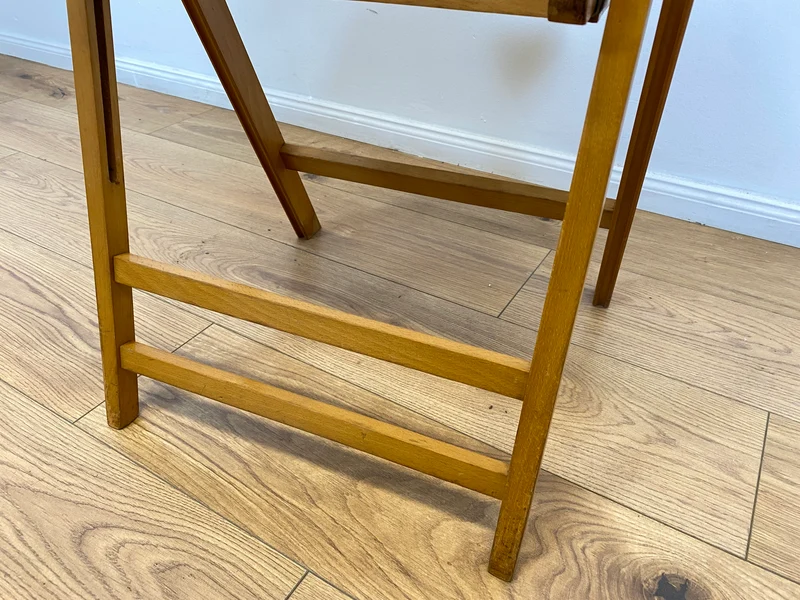 WMK # 1/4 Stilvoller, bequemer und stabiler skandinavischer Mid-Century Klappstuhl mit rotem Kunstlederbezug, stapelbar