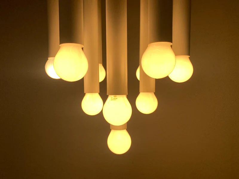 WMK # Berühmte und gut erhaltene weiße 70er Jahre Space Age Designer Deckenlampe von Temde aus Metall mit 10-flammigen Licht