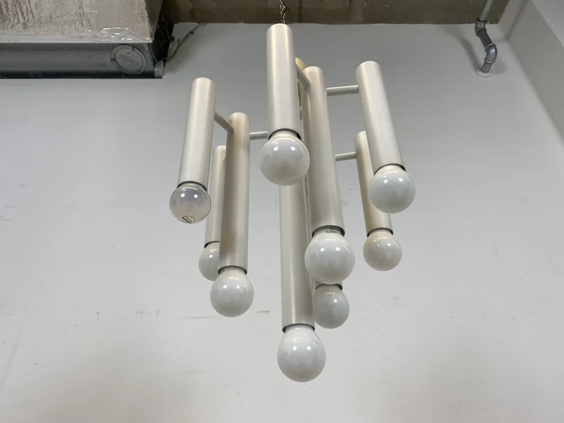 WMK # Berühmte und gut erhaltene weiße 70er Jahre Space Age Designer Deckenlampe von Temde aus Metall mit 10-flammigen Licht