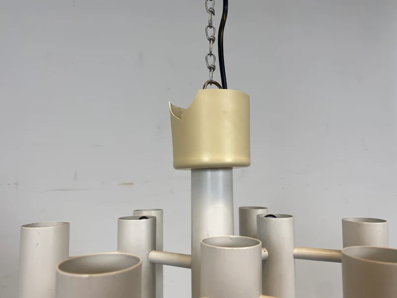 WMK # Berühmte und gut erhaltene weiße 70er Jahre Space Age Designer Deckenlampe von Temde aus Metall mit 10-flammigen Licht