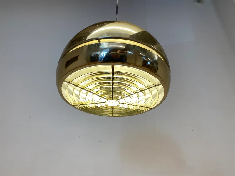 WMK I Seltene goldene skandinavische 70er Jahre Space Age Hängelampe aus Aluminium