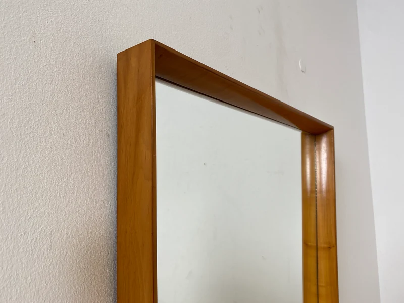 WMK I Minimalistischer großer 60er Jahre Spiegel mit formschönem Holzrahmen aus Kirschholz