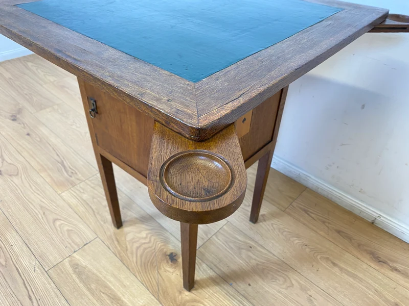 WMK I Einzigartiger antiker Spieltisch aus Eiche mit Spielefach, Getränkehaltern & Leder Einlage, um 1920