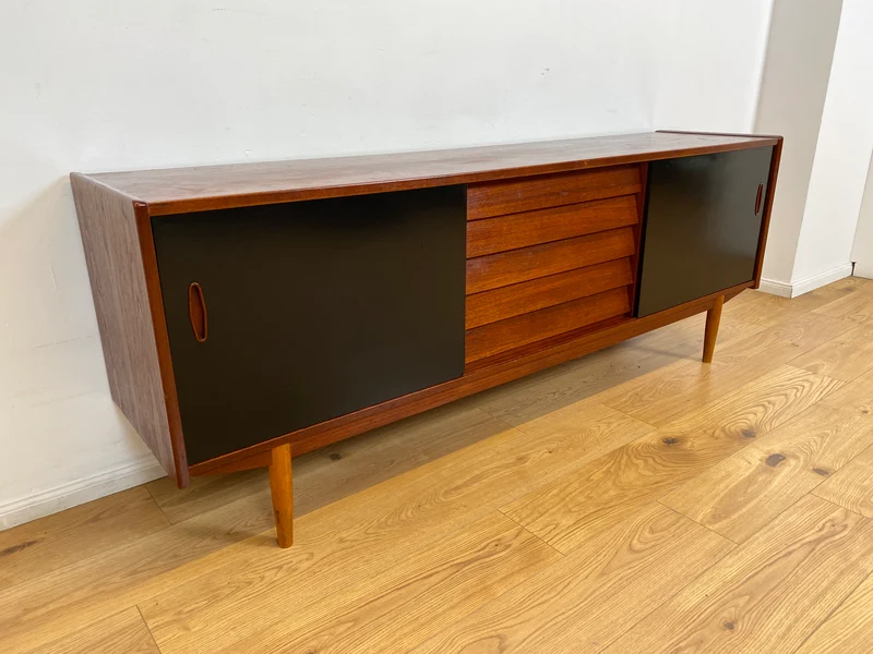 WMK I Sehr frühes skandinavisches Mid-Century Designer Sideboard "Trio" von Nils Jonsson für Troedes mit Schiebetüren , Vollholz in Teak