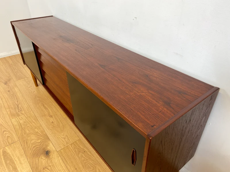 WMK I Sehr frühes skandinavisches Mid-Century Designer Sideboard "Trio" von Nils Jonsson für Troedes mit Schiebetüren , Vollholz in Teak