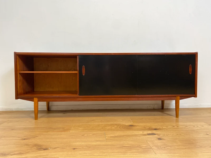 WMK I Sehr frühes skandinavisches Mid-Century Designer Sideboard "Trio" von Nils Jonsson für Troedes mit Schiebetüren , Vollholz in Teak