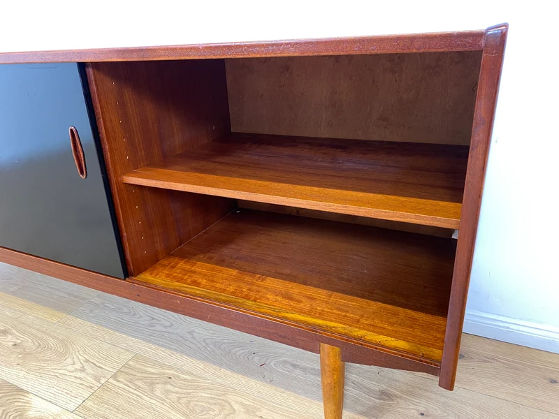 WMK I Sehr frühes skandinavisches Mid-Century Designer Sideboard "Trio" von Nils Jonsson für Troedes mit Schiebetüren , Vollholz in Teak