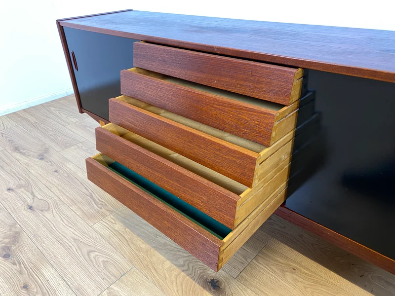 WMK I Sehr frühes skandinavisches Mid-Century Designer Sideboard "Trio" von Nils Jonsson für Troedes mit Schiebetüren , Vollholz in Teak