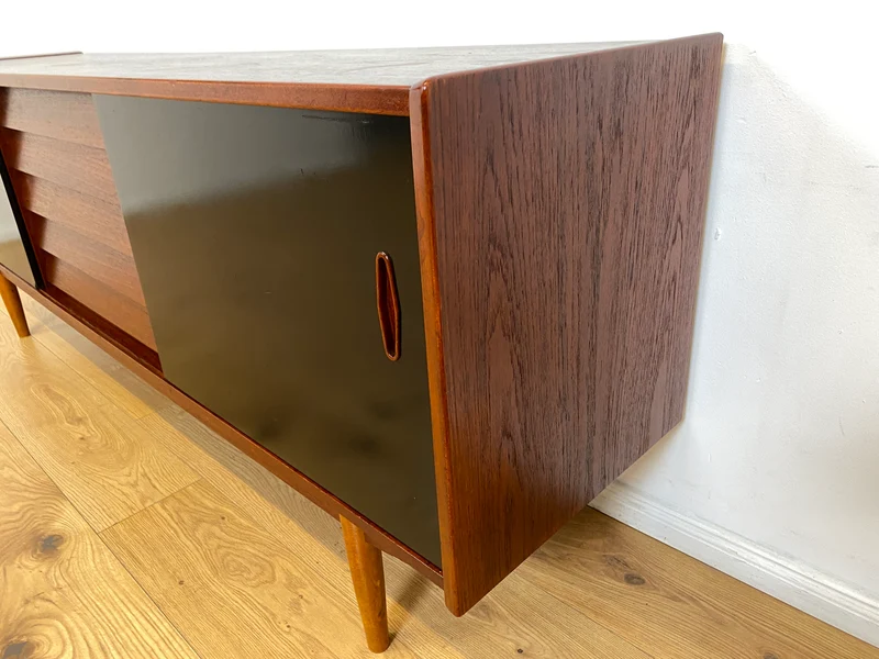 WMK I Sehr frühes skandinavisches Mid-Century Designer Sideboard "Trio" von Nils Jonsson für Troedes mit Schiebetüren , Vollholz in Teak