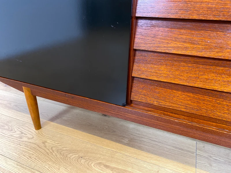WMK I Sehr frühes skandinavisches Mid-Century Designer Sideboard "Trio" von Nils Jonsson für Troedes mit Schiebetüren , Vollholz in Teak